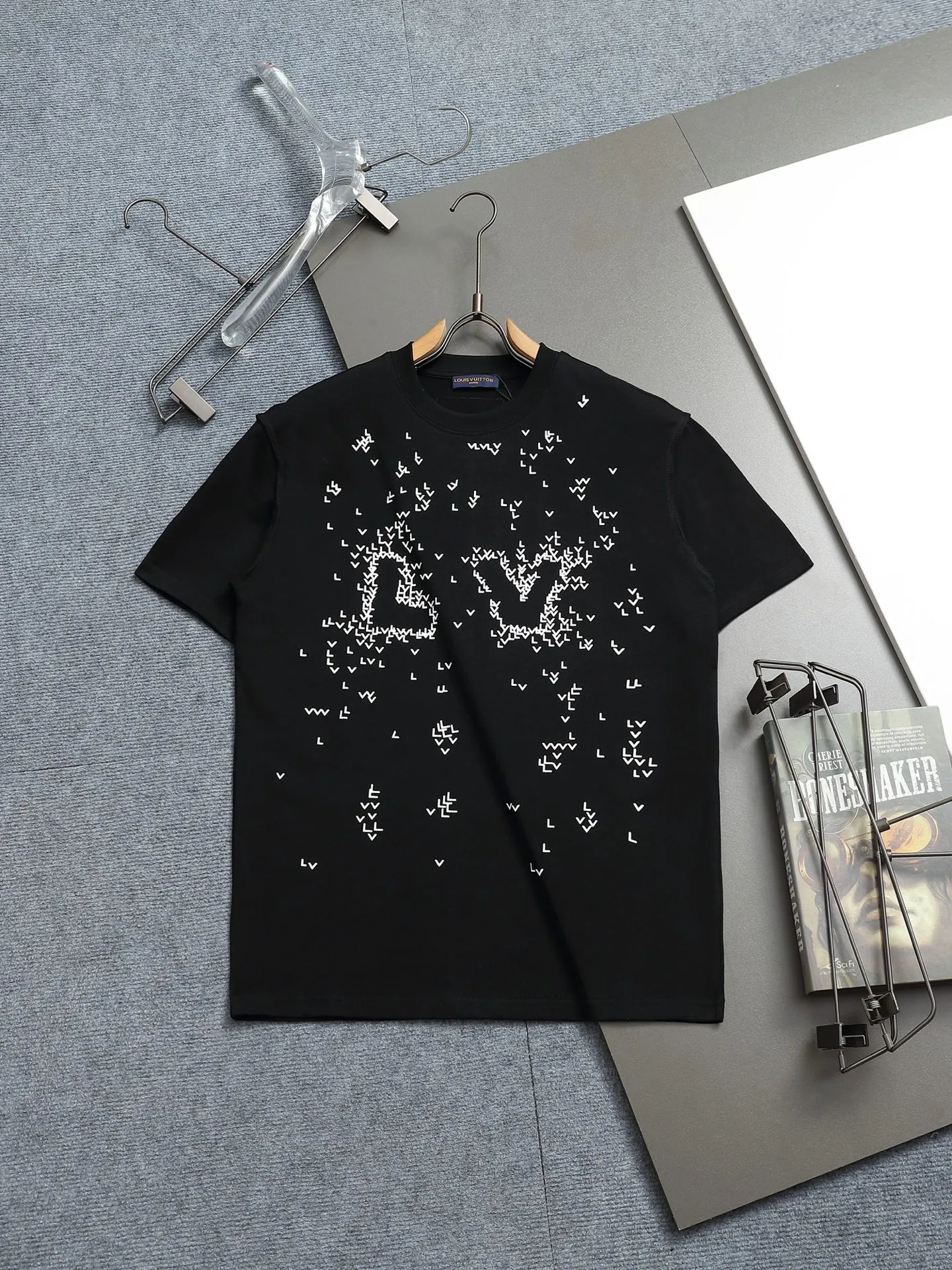 🅿️170 LV 25ss spring and summer printed short T series -1v Yayoi Kusama series pumpkin 🎃 pattern round neck short-sleeved T-shirt. Made of 32-count double yarn pure cotton 240g, washed at high temperature, will not shrink or fade. Comfortable to the touch, super texture❤️ Back-stitched cuff design, yellow back-mark embellishment, and a full set of accessories. A must-have for trendy men and trendy women, the classic drop-shoulder slightly wide version is available exclusively from stock!         ⚠️Only make high quality products, reject junk goods!  -Color: White Black -Size: XS S M L -Crowd: Unisex